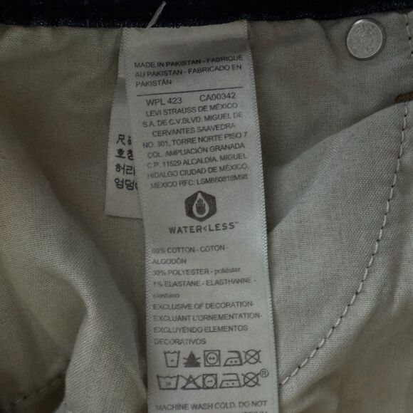 NEW Levi's Mid-Rise Slim Fit Capris Women's Plus Size 26 - Picture 7 of 9